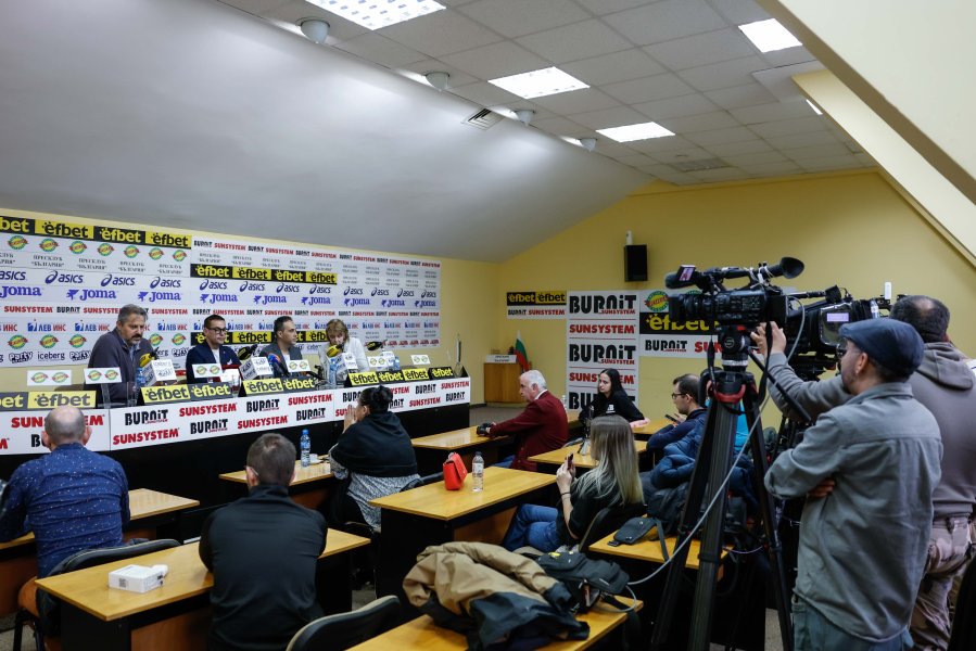 Награждаване на волейболните ни национали за септември1