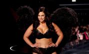 Ашли Греъм блесна като черен ангел на шоуто на Victoria's Secret 2025
