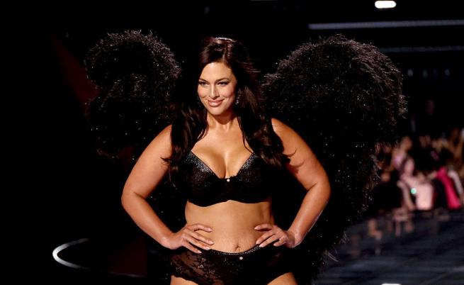 Ашли Греъм блесна като черен ангел на шоуто на Victoria's Secret 2025