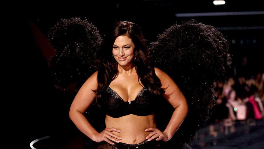 Ашли Греъм блесна като черен ангел на шоуто на Victoria's Secret 2025