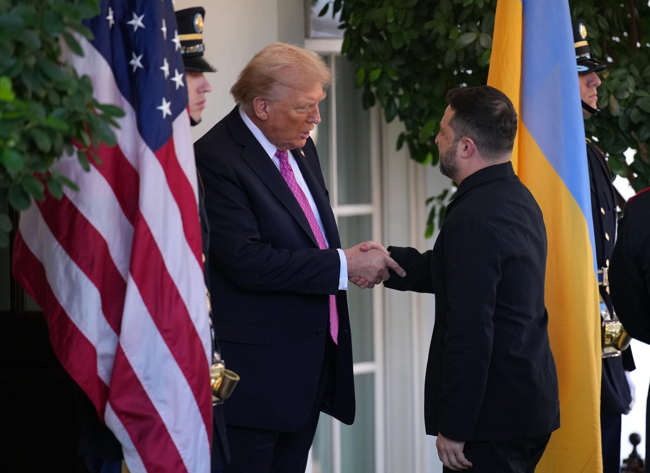 <p>Украинският президент Володимир Зеленски разговаря с американския президент Доналд Тръмп в Белия дом.</p>