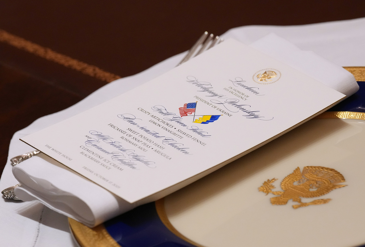 <p>Украинският президент Володимир Зеленски разговаря с американския президент Доналд Тръмп в Белия дом.</p>