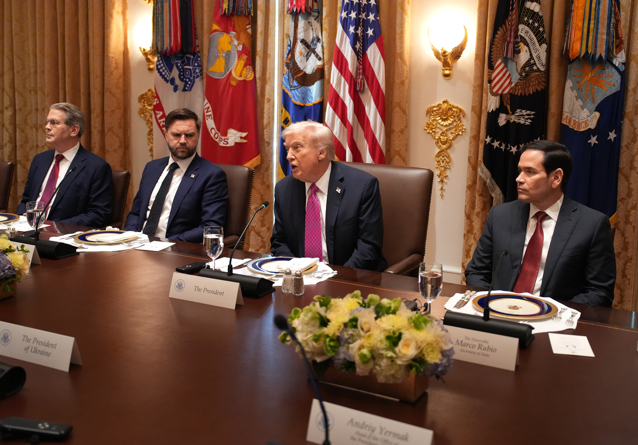 <p>Украинският президент Володимир Зеленски разговаря с американския президент Доналд Тръмп в Белия дом.</p>