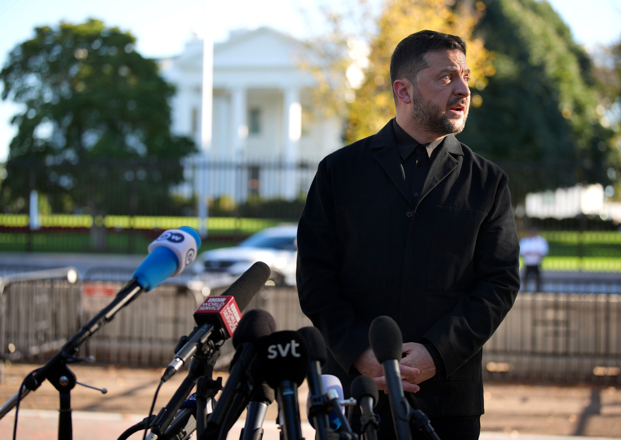 <p>Украинският президент Володимир Зеленски разговаря с американския президент Доналд Тръмп в Белия дом.</p>