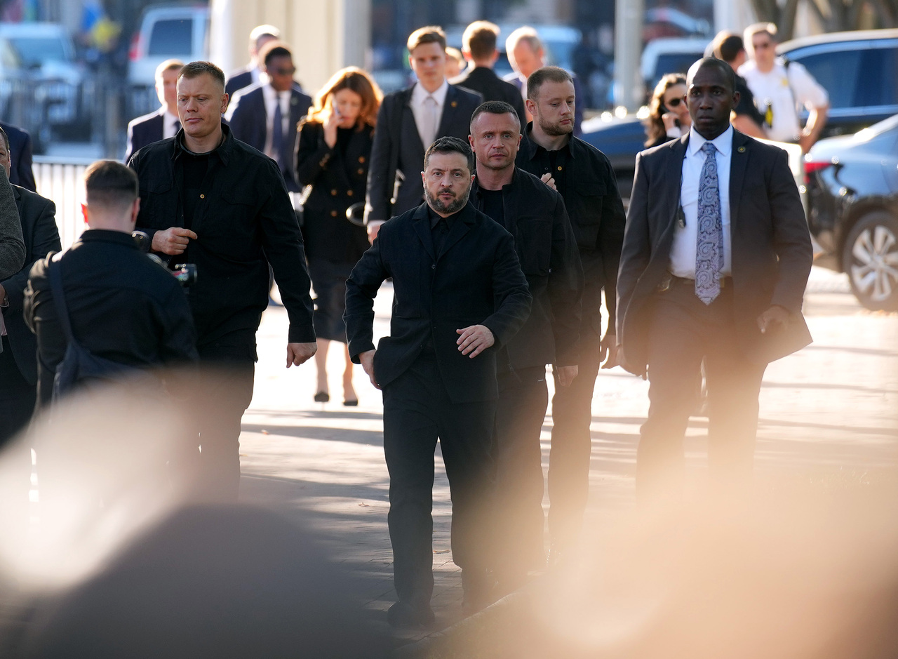 <p>Украинският президент Володимир Зеленски разговаря с американския президент Доналд Тръмп в Белия дом.</p>