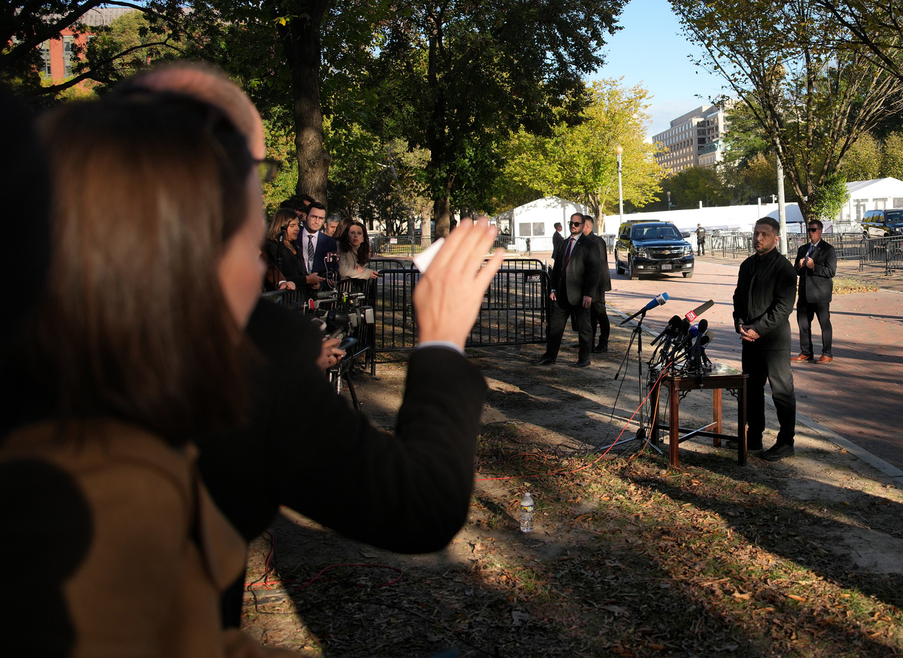 <p>Украинският президент Володимир Зеленски разговаря с американския президент Доналд Тръмп в Белия дом.</p>