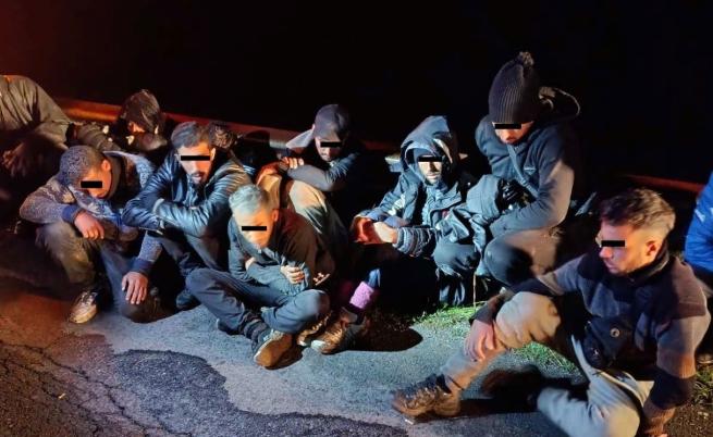 Полиция залови 11 мигранти в микробус край Бургас