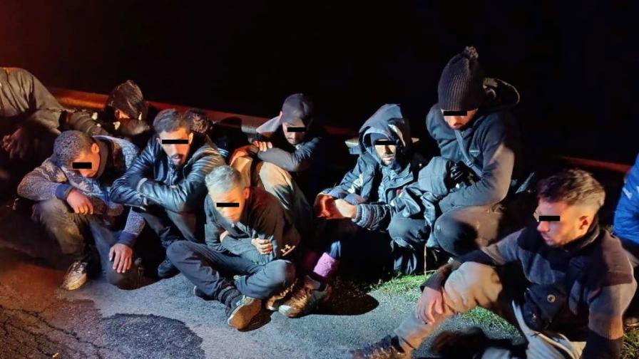Полиция залови 11 мигранти в микробус край Бургас