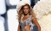 Бела Хадид обясни причината за бавната си походка на шоуто на Victoria's Secret 2025