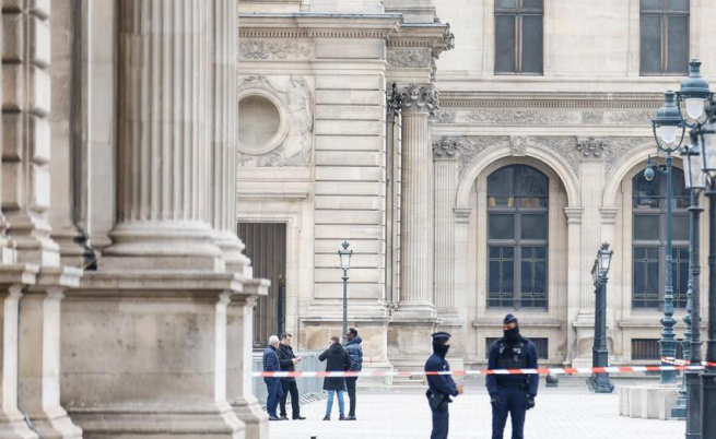 Двама от задържаните крадци от Лувъра частично признаха вината си