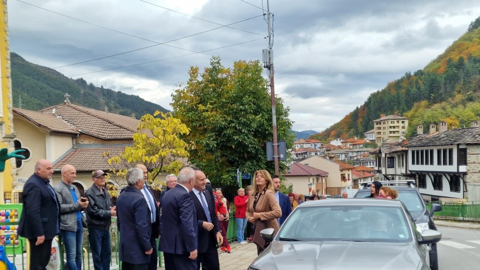 Президентът Румен Радев пристигна в Смолян с личния си автомобил