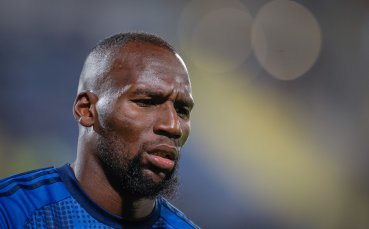 Мустафа Сангаре май се прости със запазената си марка