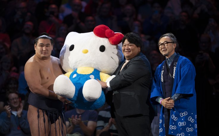 Шампион по сумо получи... соев сос и Hello Kitty!