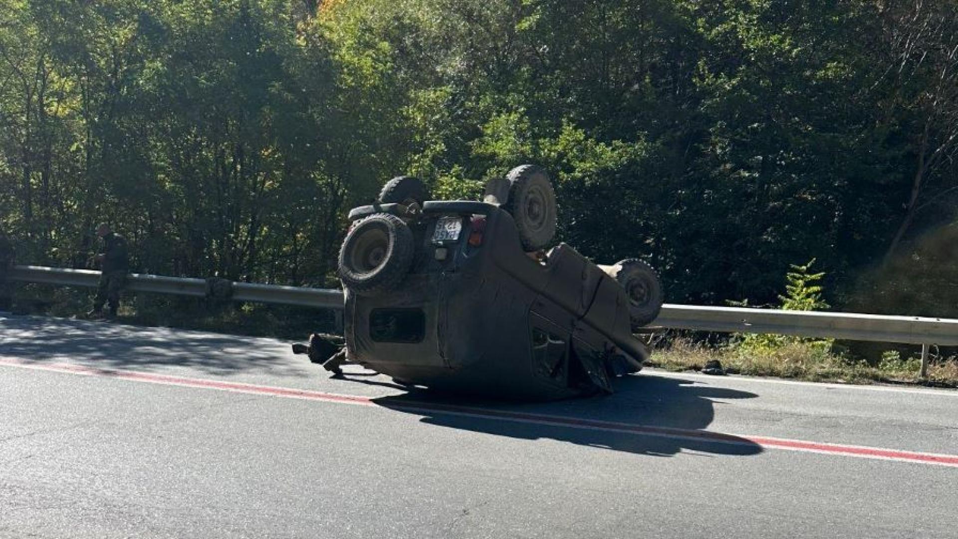 Военен джип се преобърна по таван в Прохода на Републиката