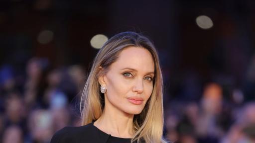 Гърбът на Анджелина Джоли привлече всички погледи на премиерата на Couture