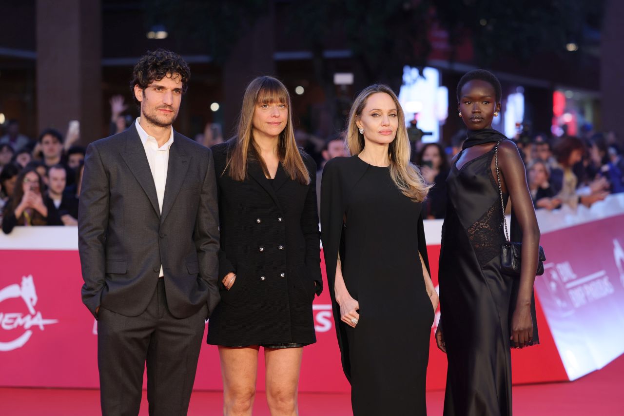 <p>Звездите присъстваха на премиерата на филма Couture в Рим.</p>