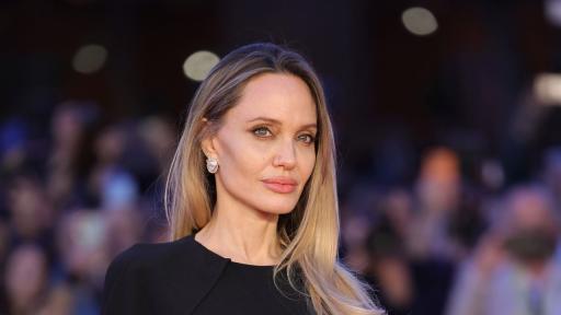 <p>Анджелина Джоли показва белезите си от мастектомията</p>