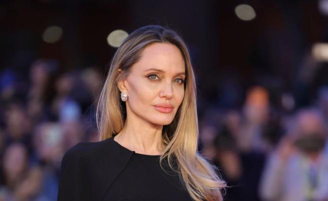 „Споделям ги с много жени, които обичам“: Анджелина Джоли показва белезите си от мастектомията