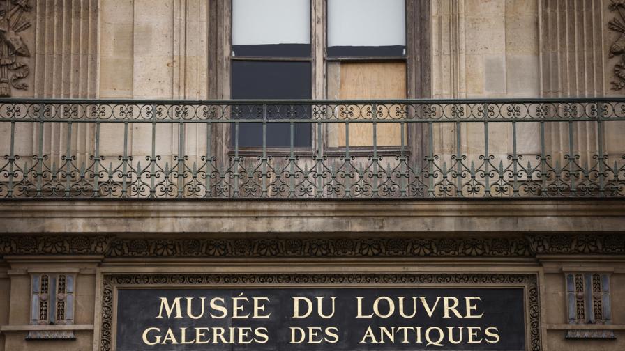 <p><strong><span style="color:#ff0000;">Трети задържан</span></strong> за обира на века в Лувъра: Бижутата още липсват</p>