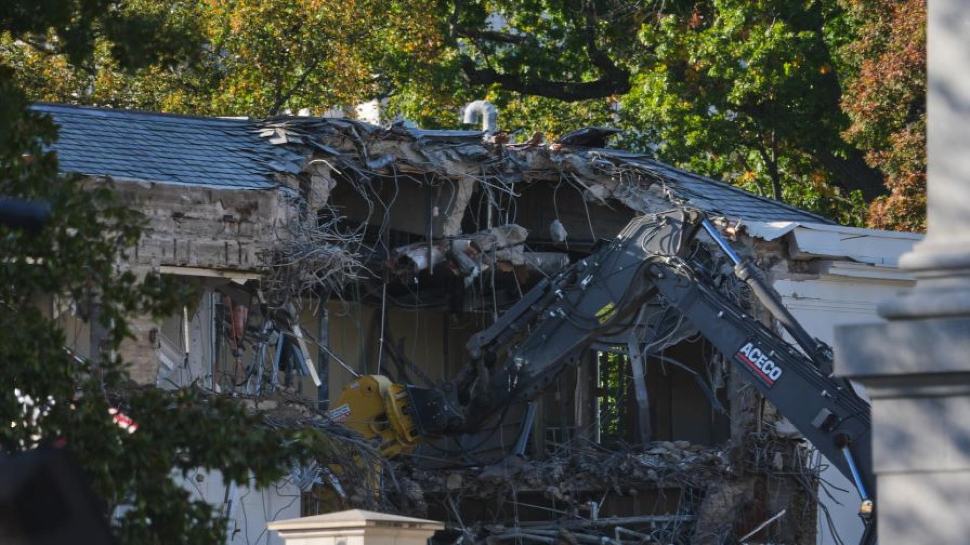 Строителни екипи започнаха събарянето на част от Източното крило на