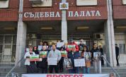 Близки на загинали в катастрофи излязоха на протест в Плевен