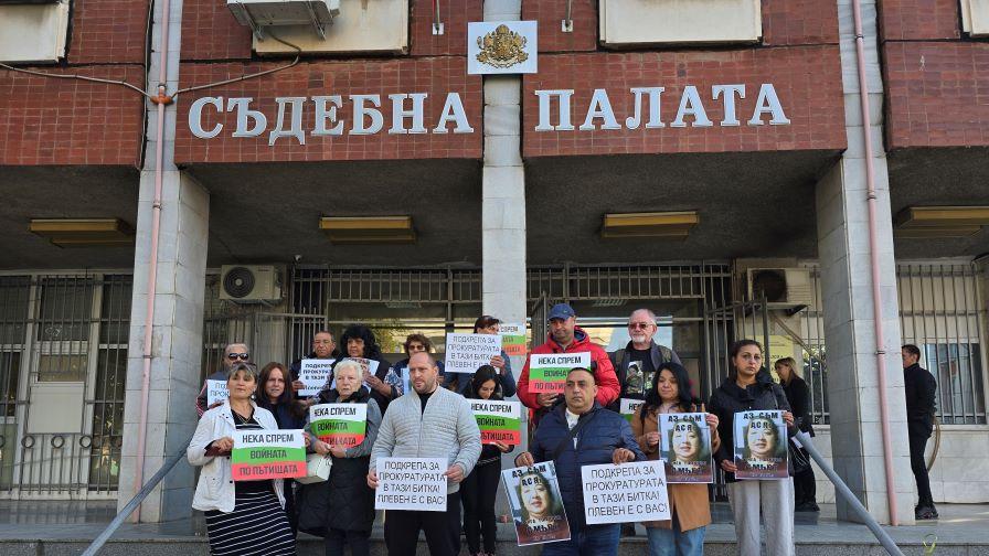 Близки на загинали в катастрофи излязоха на протест в Плевен