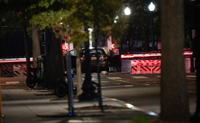 Автомобил се вряза в охранителната бариера на Белия дом (СНИМКИ)