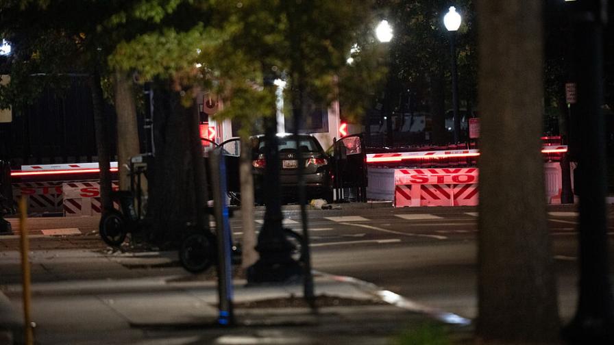 Автомобил се вряза в охранителната бариера на Белия дом (СНИМКИ)