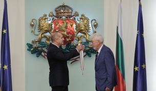 Президентът Радев удостои почетен консул с орден за принос към България