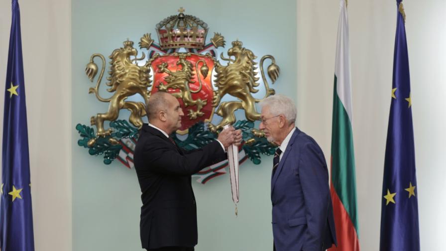 Президентът Радев удостои почетен консул с орден за принос към България