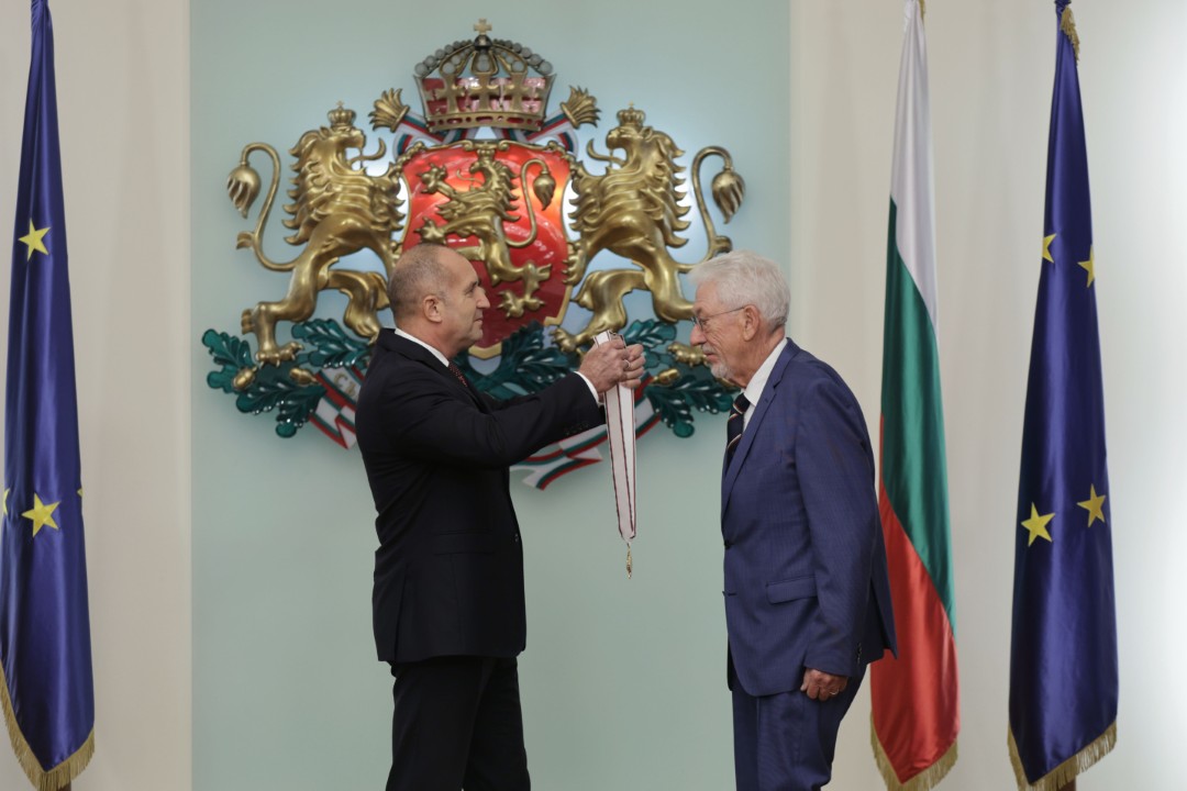 Президентът Радев удостои почетен консул с орден за принос към България