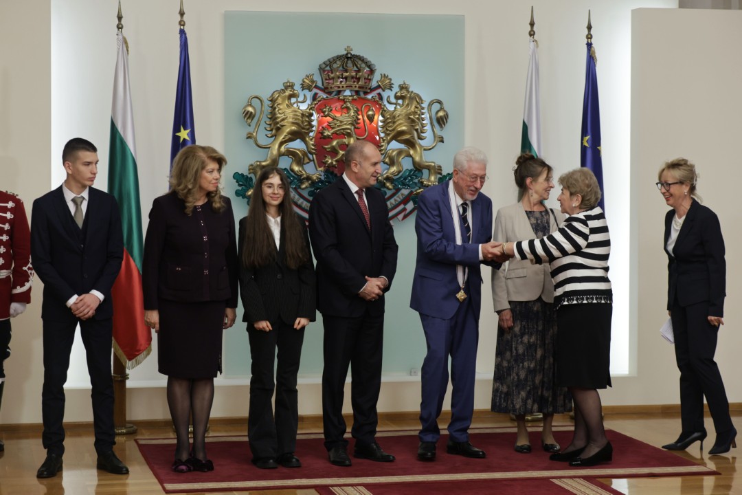 <p>Президентът Румен Радев връчи орден „Мадарски конник“ първа степен на почетния консул на Република България във федерална провинция Хесен, Федерална република Германия, д-р Инго-Ендрик Ланкау. На официална церемония в Гербовата зала на „Дондуков“ 2 държавният глава отличи д-р Ланкау за неговия принос в развитието и задълбочаването на отношенията между България и Германия, както и за дългогодишната му работа в подкрепа на българските институции и граждани.</p>