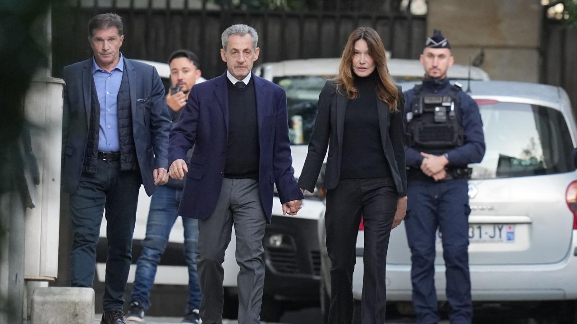 Френският министър на вътрешните работи потвърди че двама охранители ще