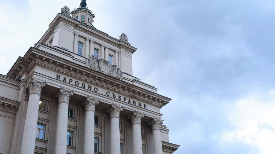 Извънредно заседание в НС: Ще има ли най-после по-високи заплати за младите лекари?