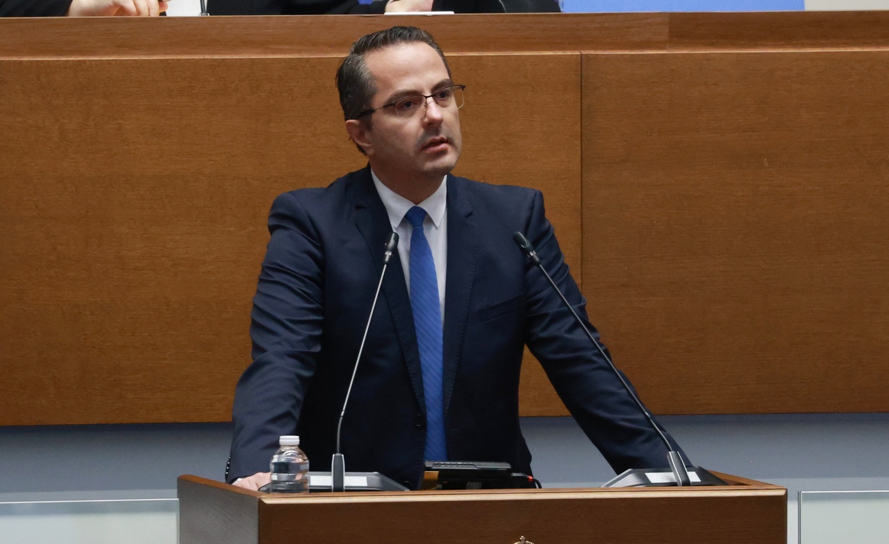 <p>Председателят на парламента Наталия Киселова даде 15 минути почивка, за да се успокоят страстите в залата. Депутати от &bdquo;Възраждане&ldquo; и &bdquo;ДПС-Ново начало&ldquo; се сдърпаха в пленарната зала. &bdquo;След като се създават безредици, 15 минути почивка&ldquo;, обяви Киселова.</p>