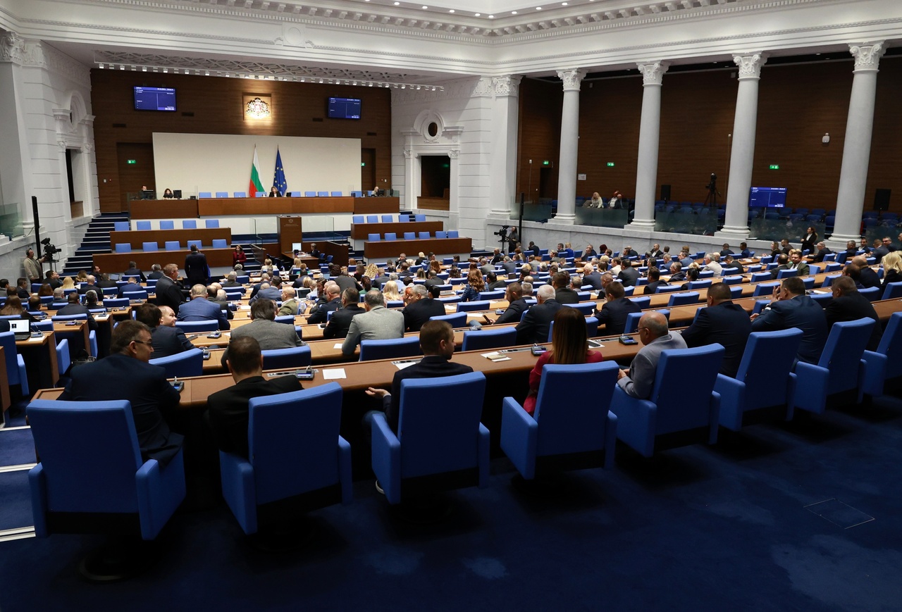 <p>Председателят на парламента Наталия Киселова даде 15 минути почивка, за да се успокоят страстите в залата. Депутати от &bdquo;Възраждане&ldquo; и &bdquo;ДПС-Ново начало&ldquo; се сдърпаха в пленарната зала. &bdquo;След като се създават безредици, 15 минути почивка&ldquo;, обяви Киселова.</p>