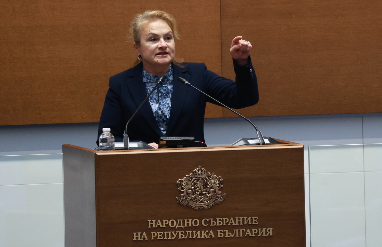 <p>Председателят на парламента Наталия Киселова даде 15 минути почивка, за да се успокоят страстите в залата. Депутати от &bdquo;Възраждане&ldquo; и &bdquo;ДПС-Ново начало&ldquo; се сдърпаха в пленарната зала. &bdquo;След като се създават безредици, 15 минути почивка&ldquo;, обяви Киселова.</p>