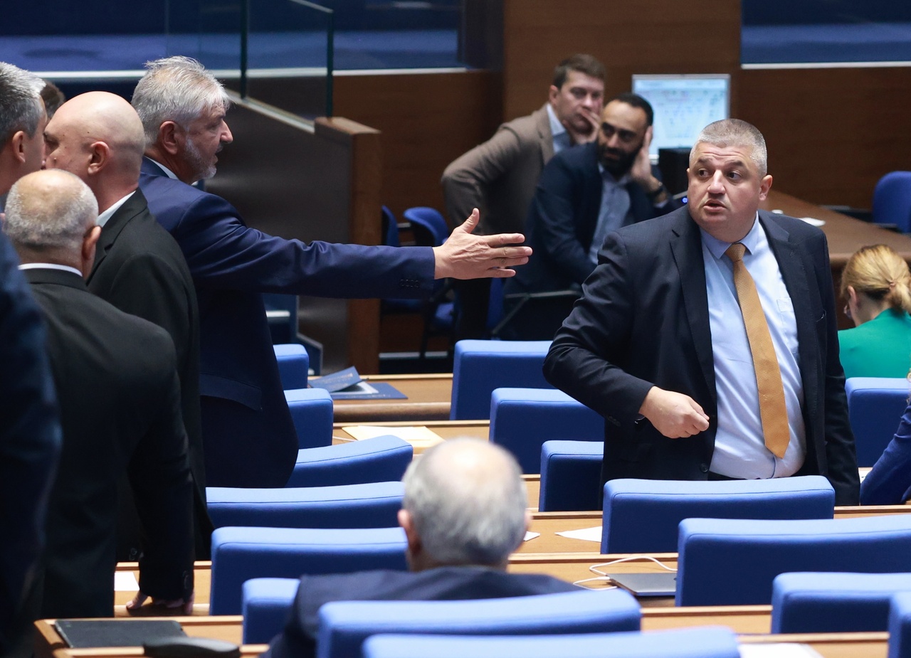 <p>Председателят на парламента Наталия Киселова даде 15 минути почивка, за да се успокоят страстите в залата. Депутати от &bdquo;Възраждане&ldquo; и &bdquo;ДПС-Ново начало&ldquo; се сдърпаха в пленарната зала. &bdquo;След като се създават безредици, 15 минути почивка&ldquo;, обяви Киселова.</p>