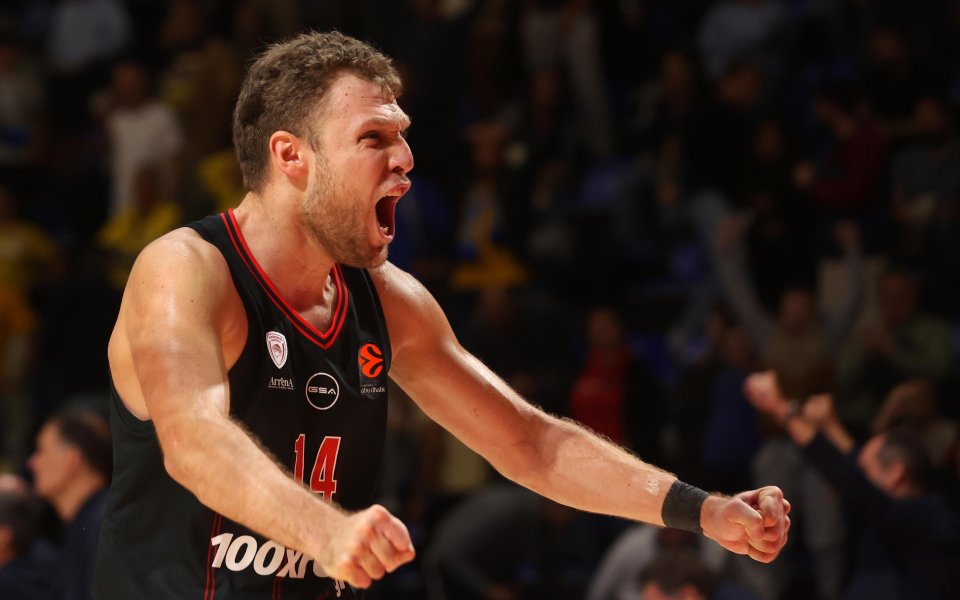 Везенков поведе Олимпиакос към победа в напрегнат мач срещу ПАОК