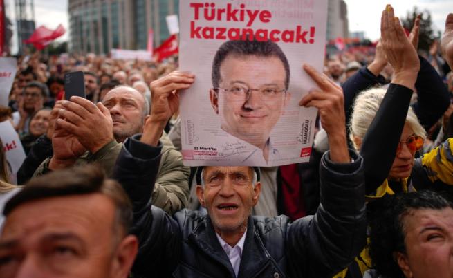 Въпреки забраната: Хиляди в Истанбул подкрепиха отстранения кмет Екрем Имамоглу (СНИМКИ)