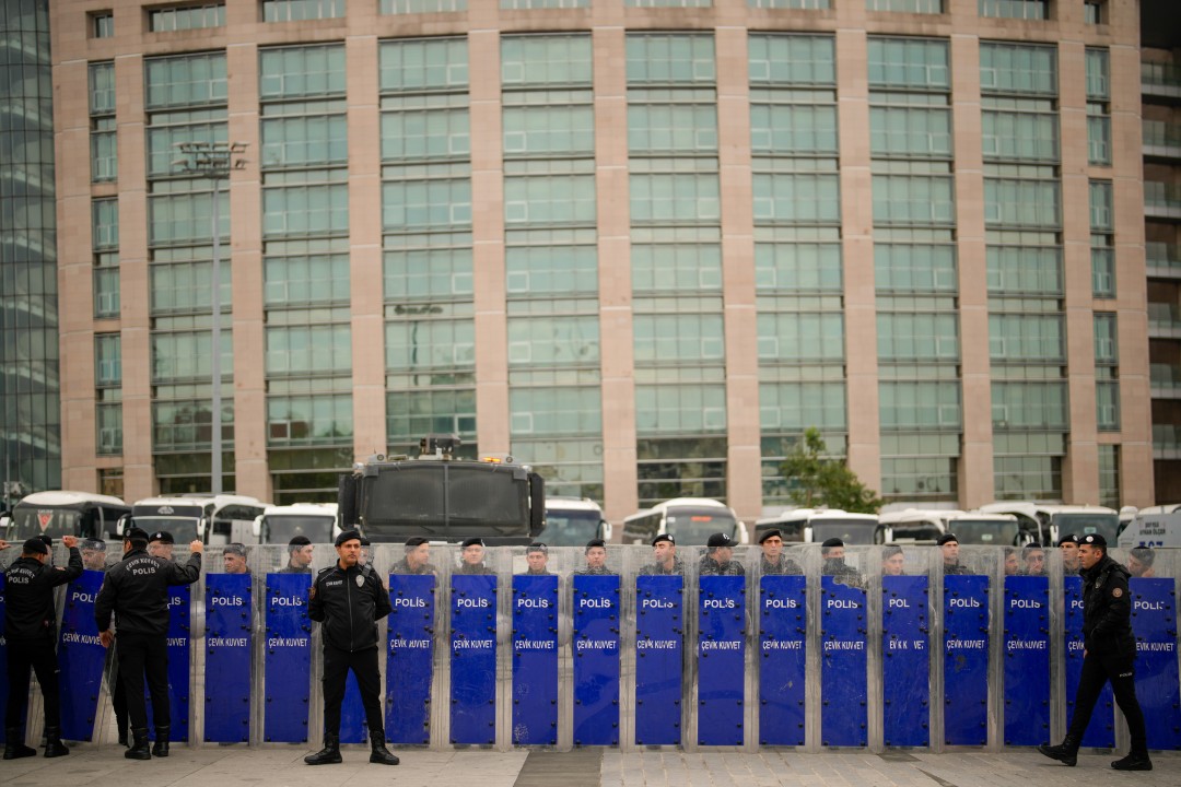 <p>Стотици хиляди души се стекоха пред съдебната палата &ldquo;Чаглаян&rdquo; в Истанбул в подкрепа на отстранения кмет на Истанбул Екрем Имамоглу, който бе доведен от ареста в Силиври, за да даде показания пред прокуратурата по ново разследване срещу него за шпионаж.</p>