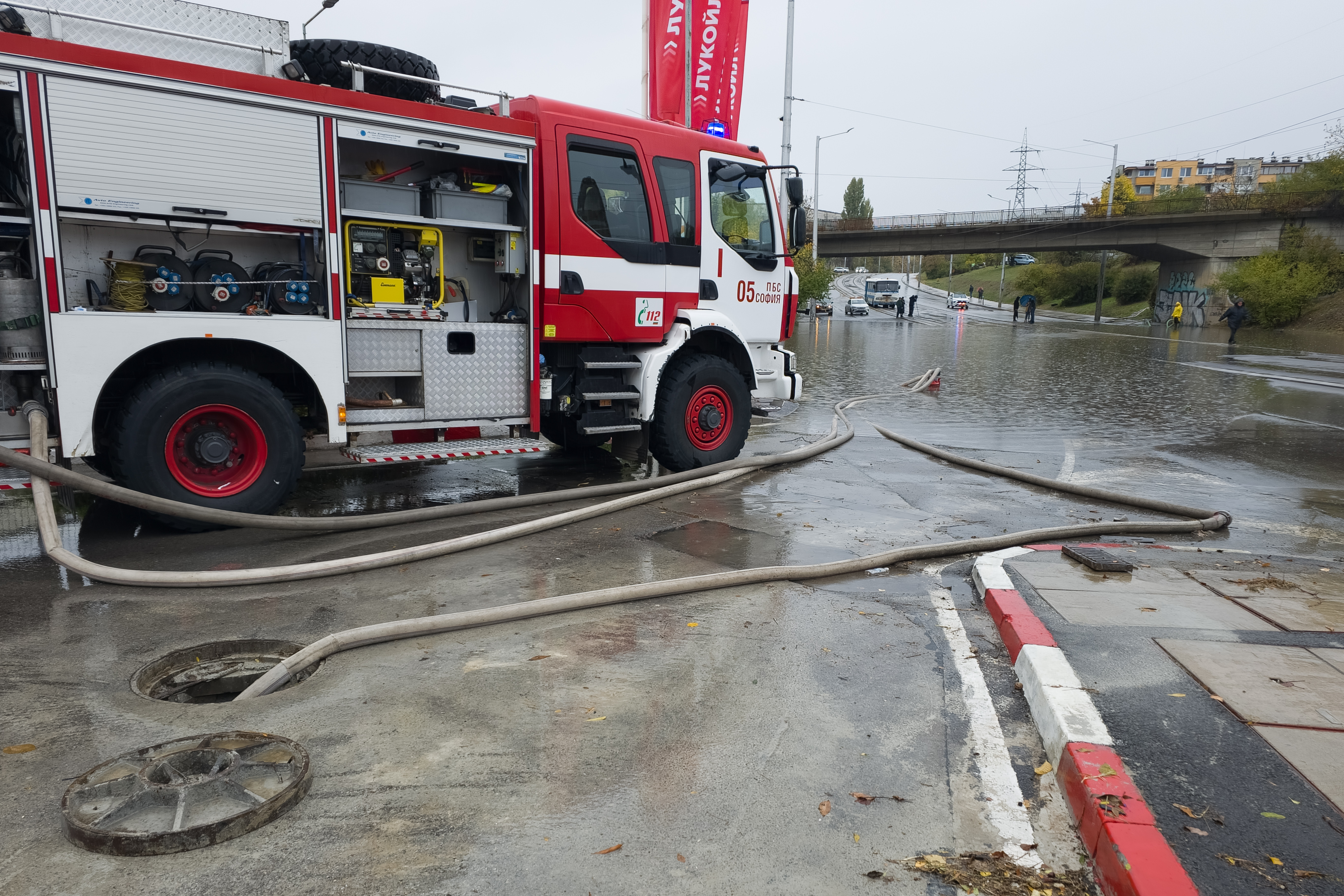 <p>Наводнено кръстовище спря движението на няколко трамвайни линии в София.</p>