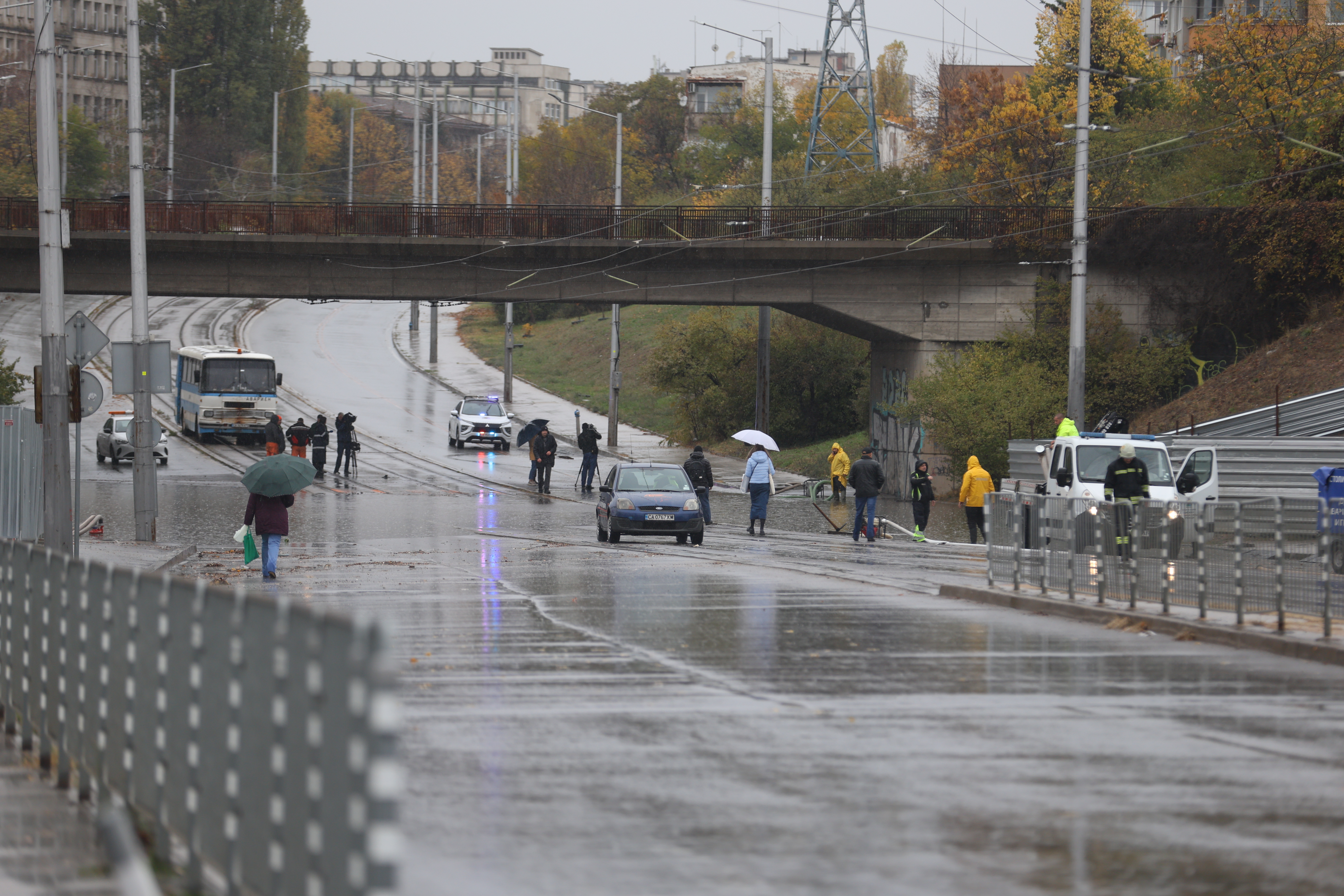 <p>Наводнено кръстовище спря движението на няколко трамвайни линии в София.</p>