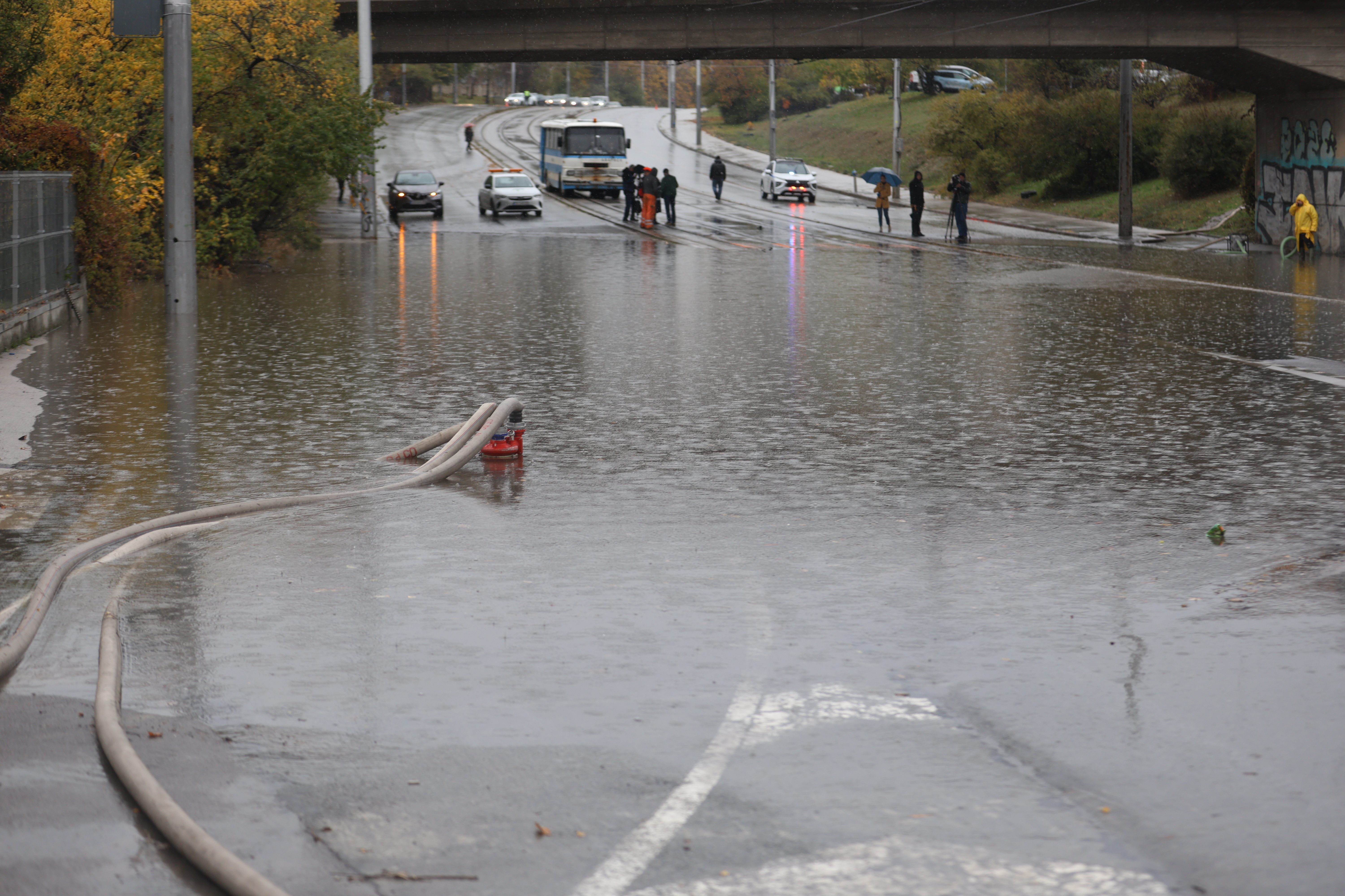 <p>Наводнено кръстовище спря движението на няколко трамвайни линии в София.</p>