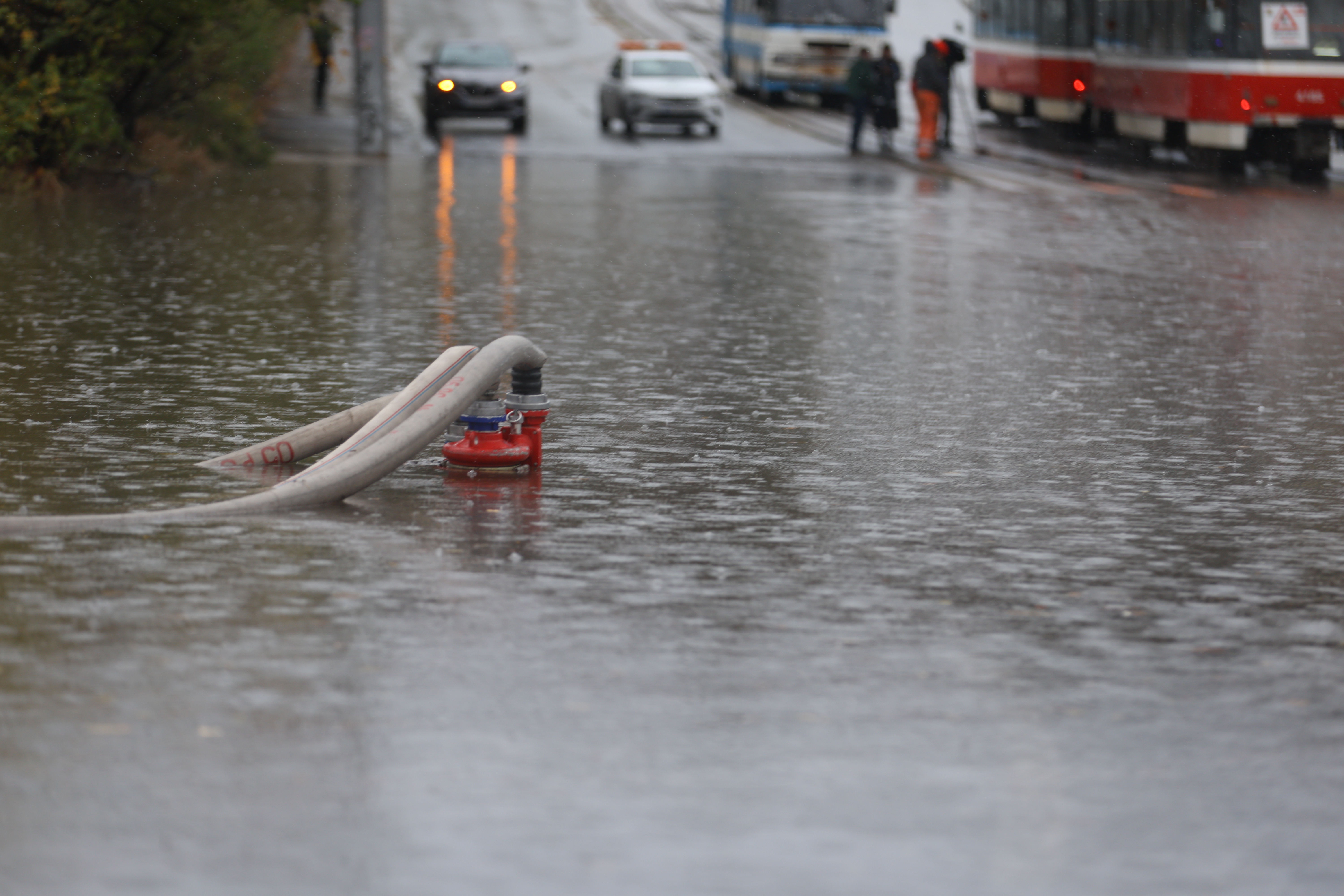 <p>Наводнено кръстовище спря движението на няколко трамвайни линии в София.</p>