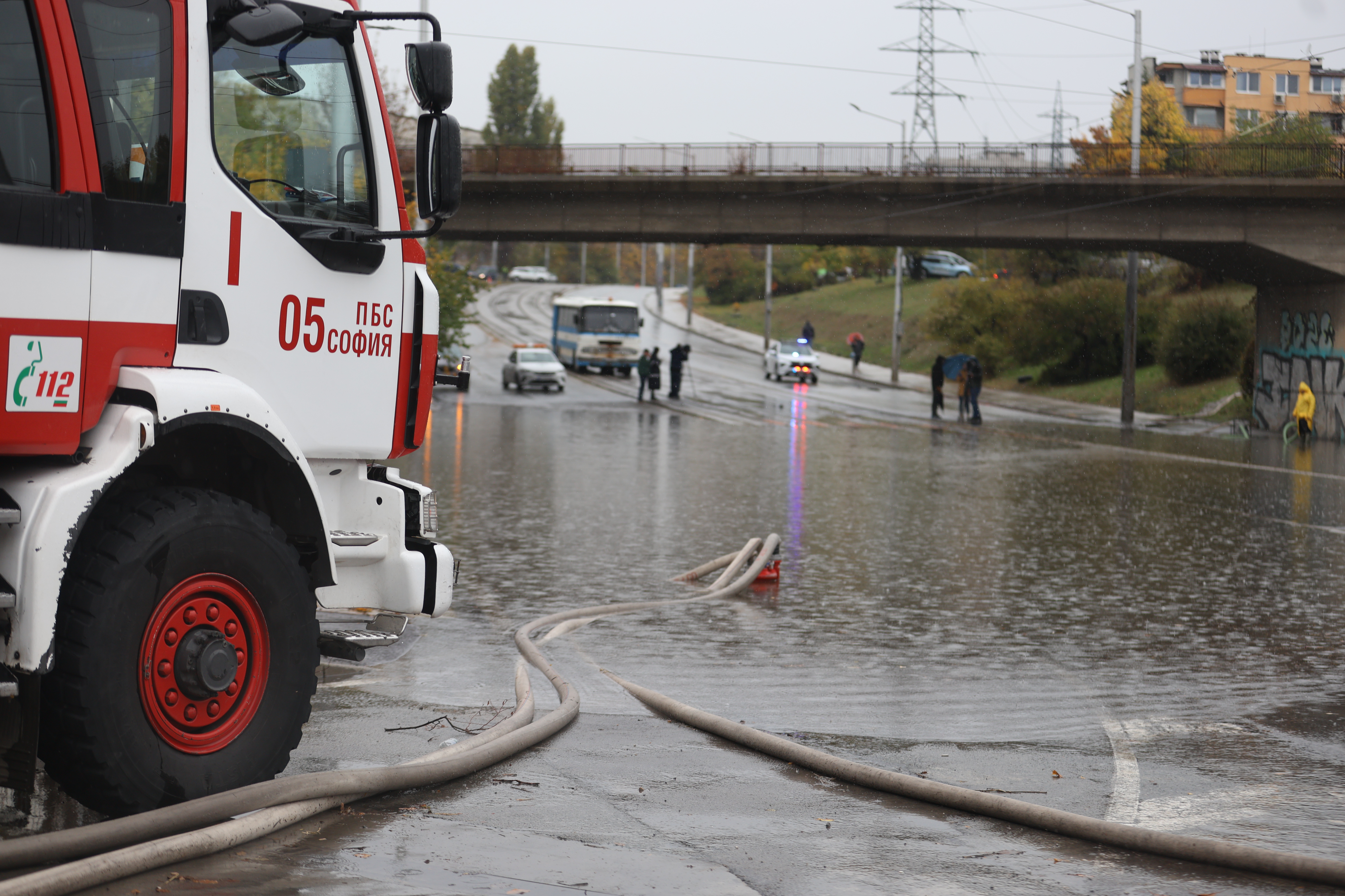 <p>Наводнено кръстовище спря движението на няколко трамвайни линии в София.</p>