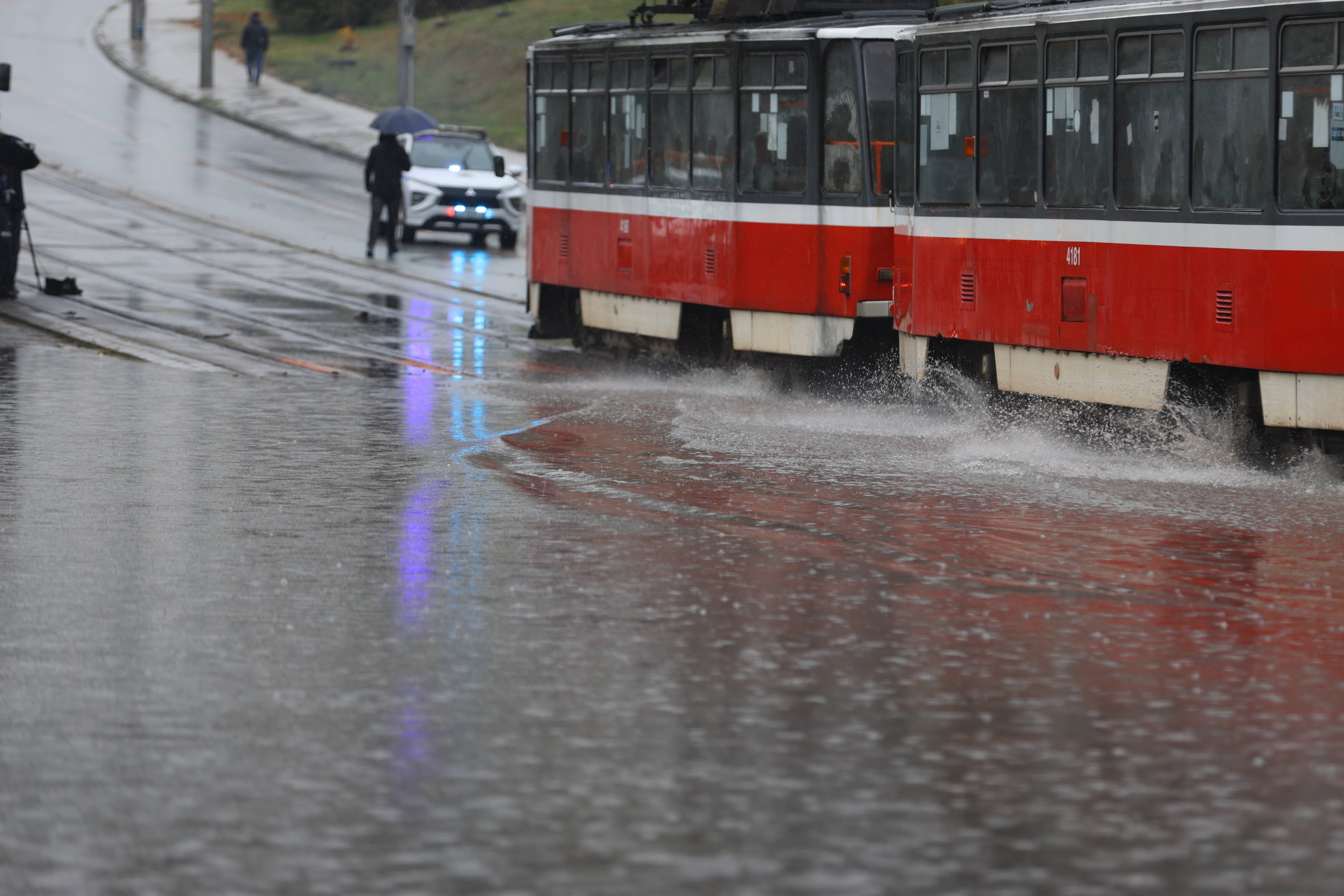 <p>Наводнено кръстовище спря движението на няколко трамвайни линии в София.</p>