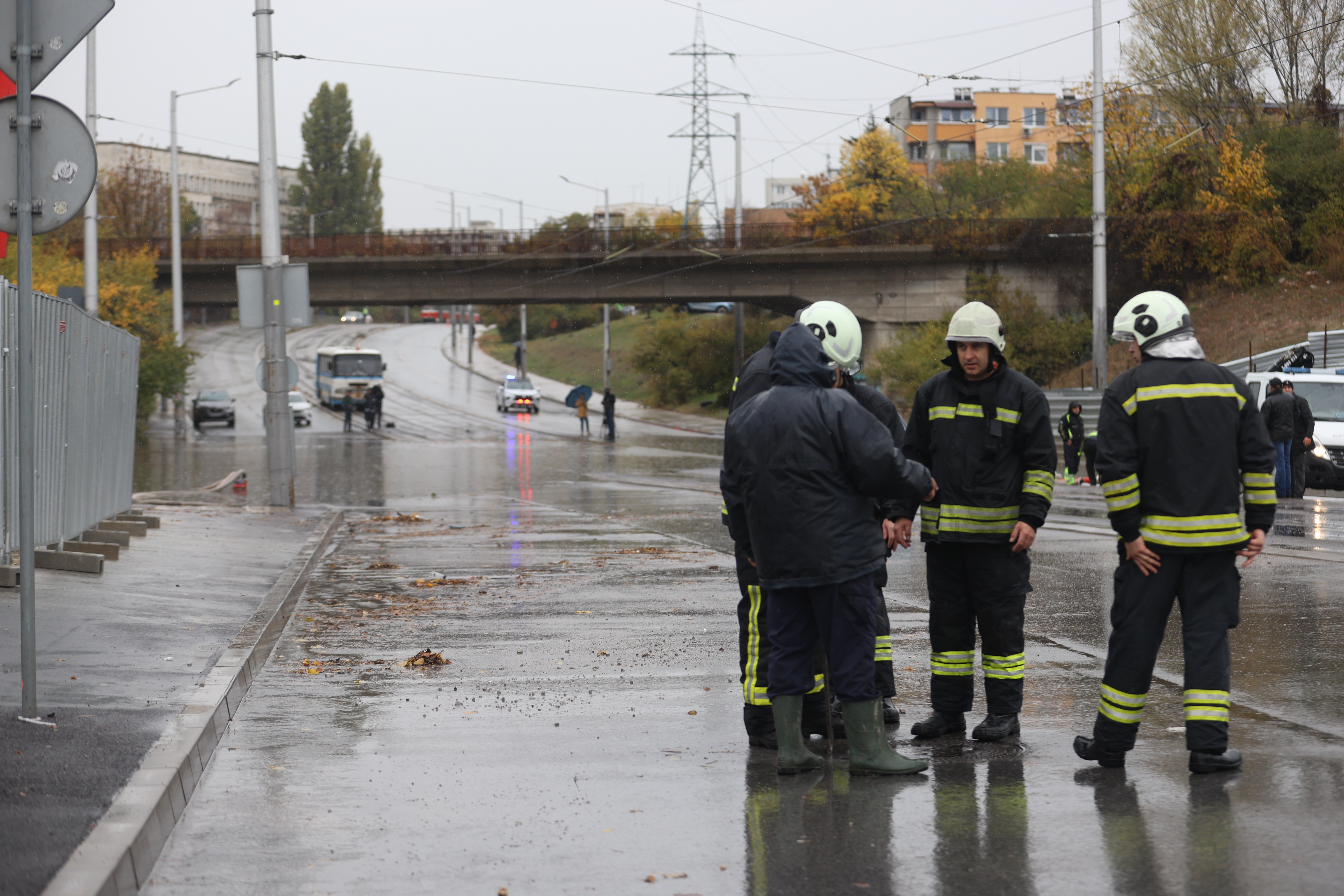 <p>Наводнено кръстовище спря движението на няколко трамвайни линии в София.</p>