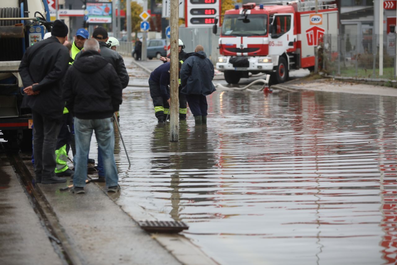 <p>Наводнено кръстовище спря движението на няколко трамвайни линии в София.</p>