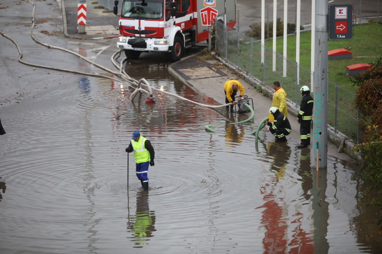 <p>Наводнено кръстовище спря движението на няколко трамвайни линии в София.</p>